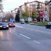 Zrenjanin bilbord Magistrala, ugao ulica Novosadske, Bulevara Veljka Vlahovića i Bogdana Teodosina. Kružni tok na ulazu u Zrenjanin iz Novog Sada, kod TC LIDL i u neposrednoj blizini tržnog centra BIG. Dimenzije: (4 x 3,3 m) Osvetljenje: Da